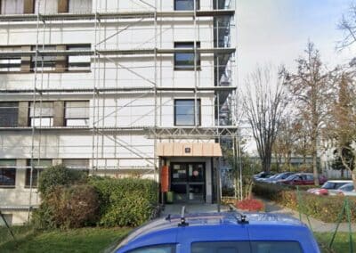Parkplätze rechts neben dem Eingang